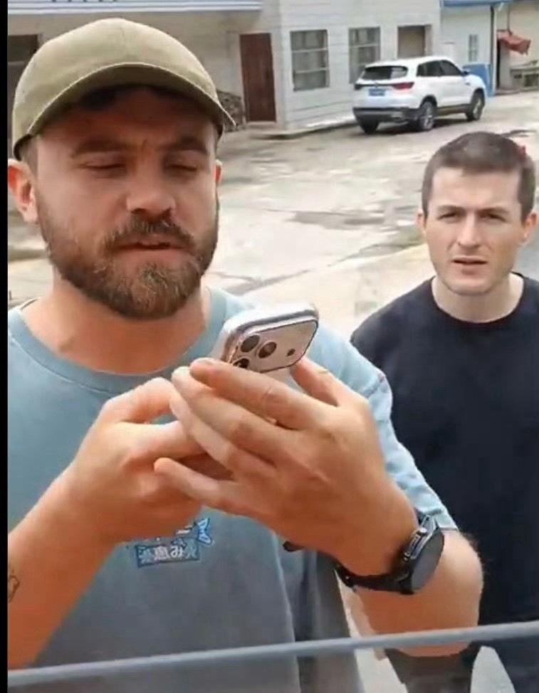 外国网红路边搭顺风车，货车司机一番操作笑翻全网😂最近一段视频在国内外都火