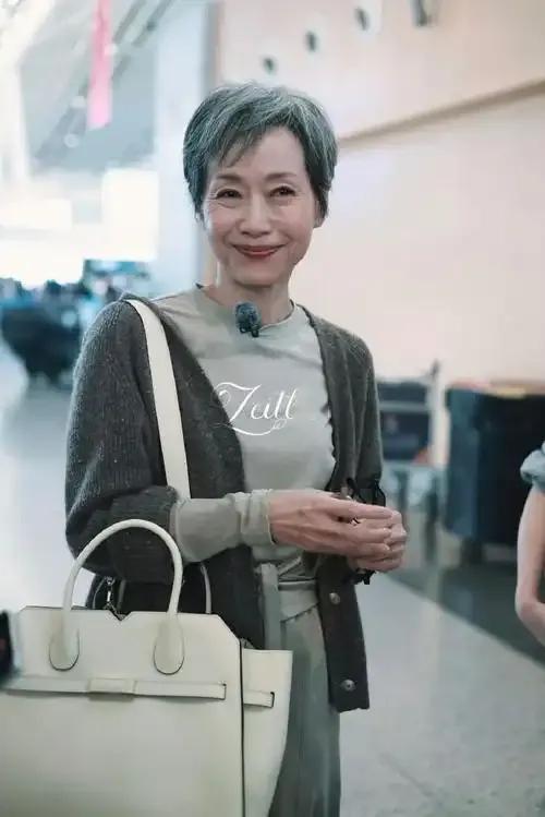 62岁的叶童，丁克38年，婚姻之路满是波折，丈夫出轨高达8次，她却始终坚决不离婚