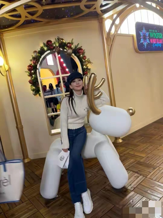 方媛晒出月子照，绑收腹带小腹平坦，身材恢复的很好依然有少女感