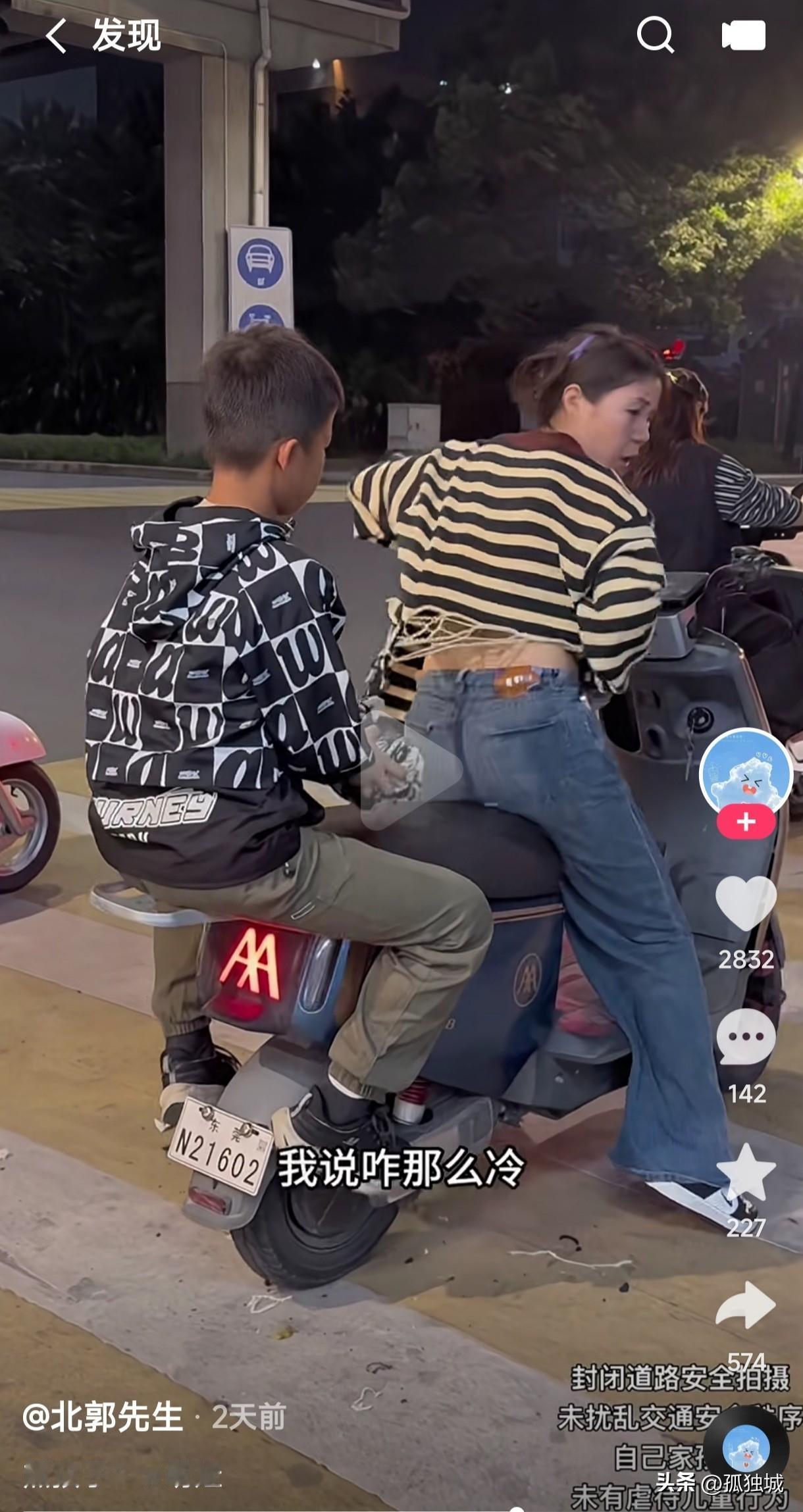 老话说棍棒底下出孝子，这年头吊起来被打的孩子已经不多见了，这熊孩子坐电动车无聊把