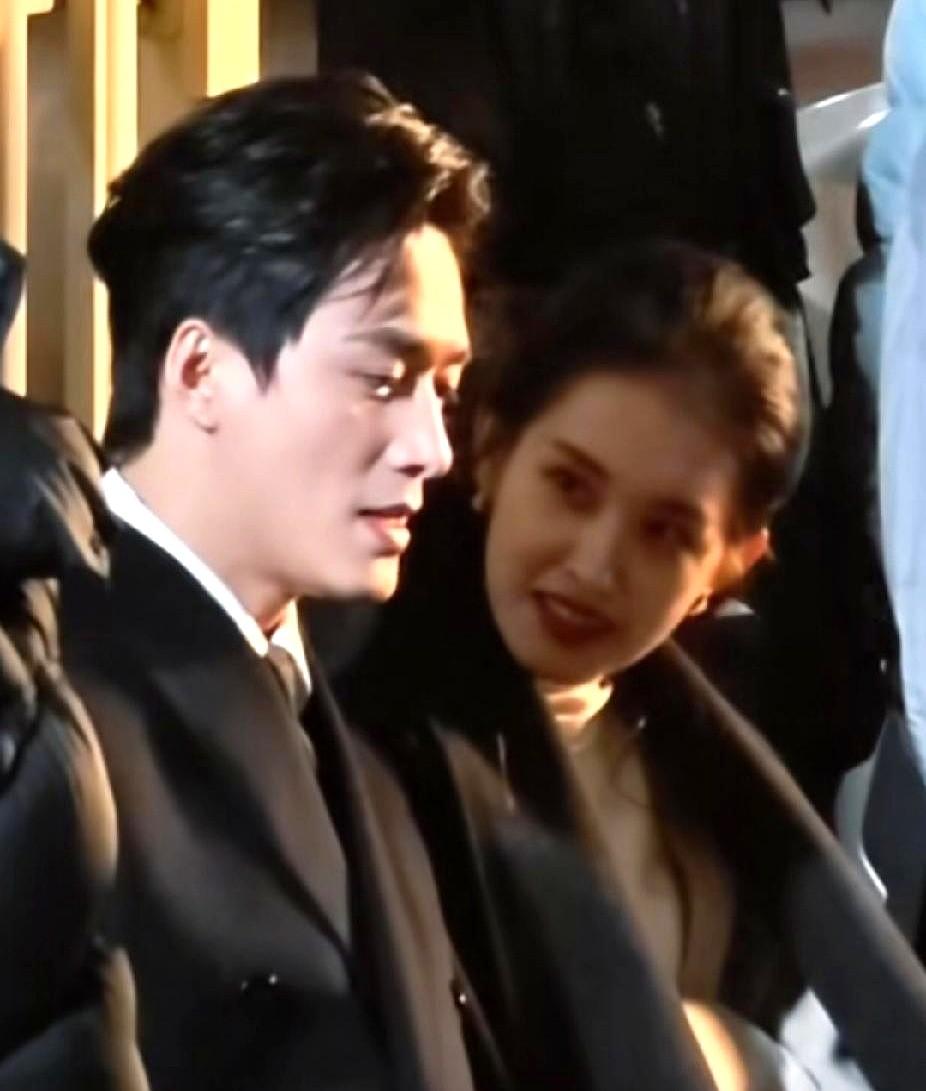 剧组爆了个小花絮，4月21日官方微博放出《流星》夜戏幕后，郭宇欣回头一笑，王皓祯