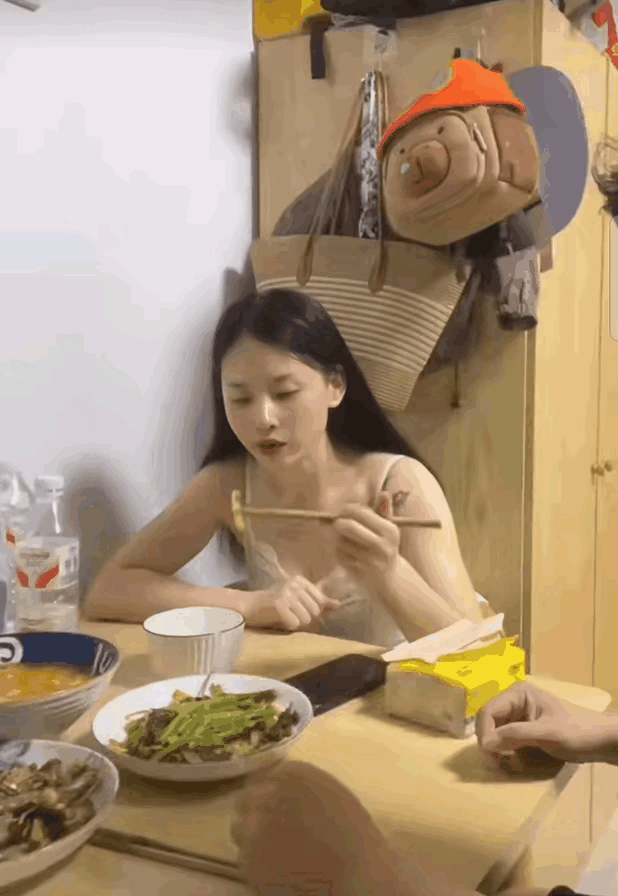 夫妻在一起吃饭，男子伸手去拿餐巾纸，可女子反应太激烈了，女子迅速去抢自己的手机。