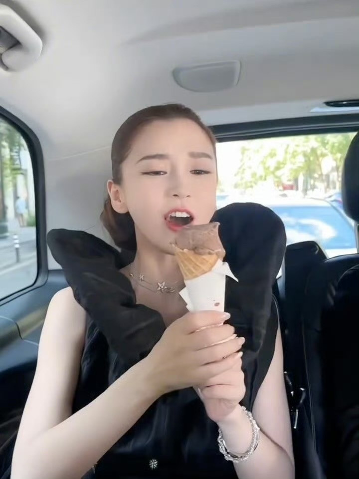 看口型就知道Angelababy有多开心众所周知baby喜欢吃甜食[doge]​​