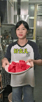 男人下班回家看见女儿蹲在厨房里啃西瓜，西瓜几乎都剩皮了，可女孩子还在津津有味的啃