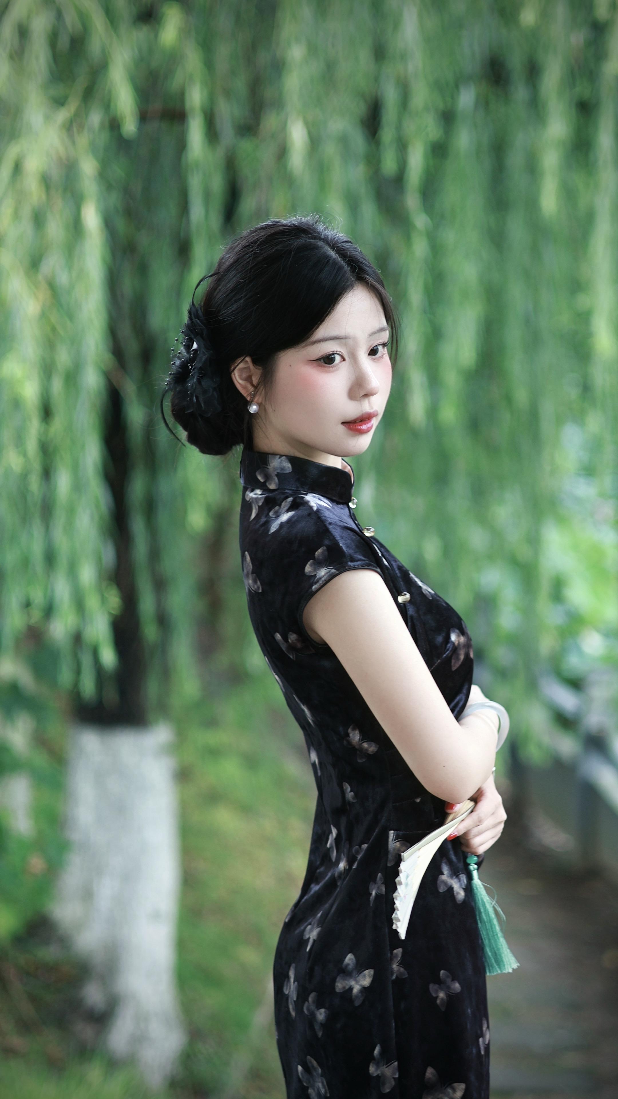 云天收夏色，木叶动秋声。