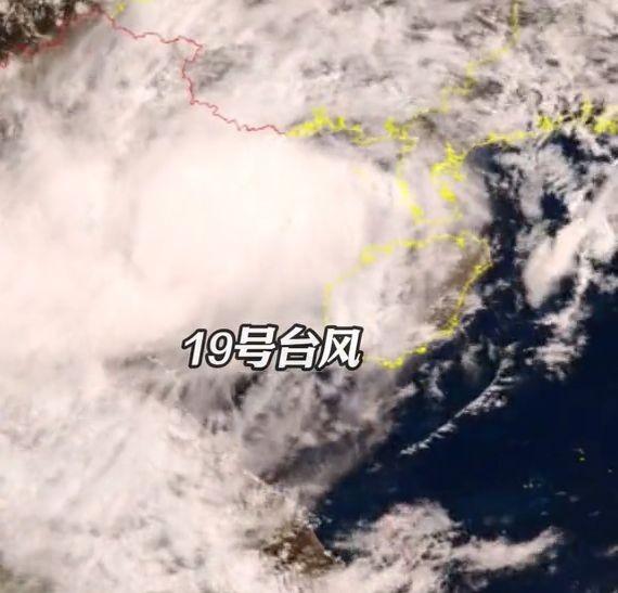 台风紫檀袭击广西，宁明县多地告急洪水围城雨还在下，水还在涨。此刻的宁明县，不少