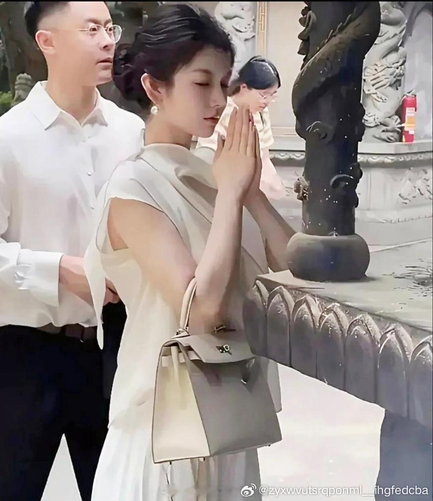 感觉她什么都不缺啊，求啥呢