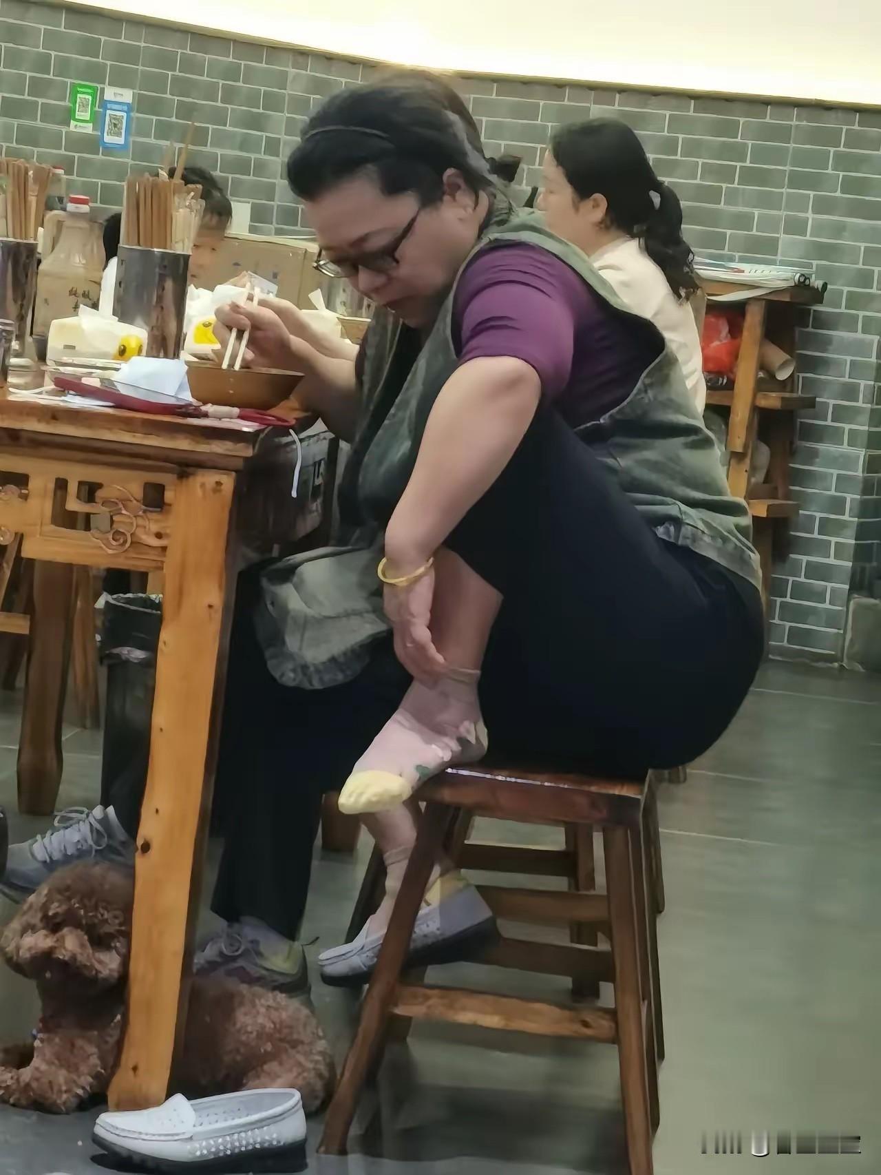 网友晒出饭店里的一幕，不得不说，惊呆了啊！[捂脸哭]