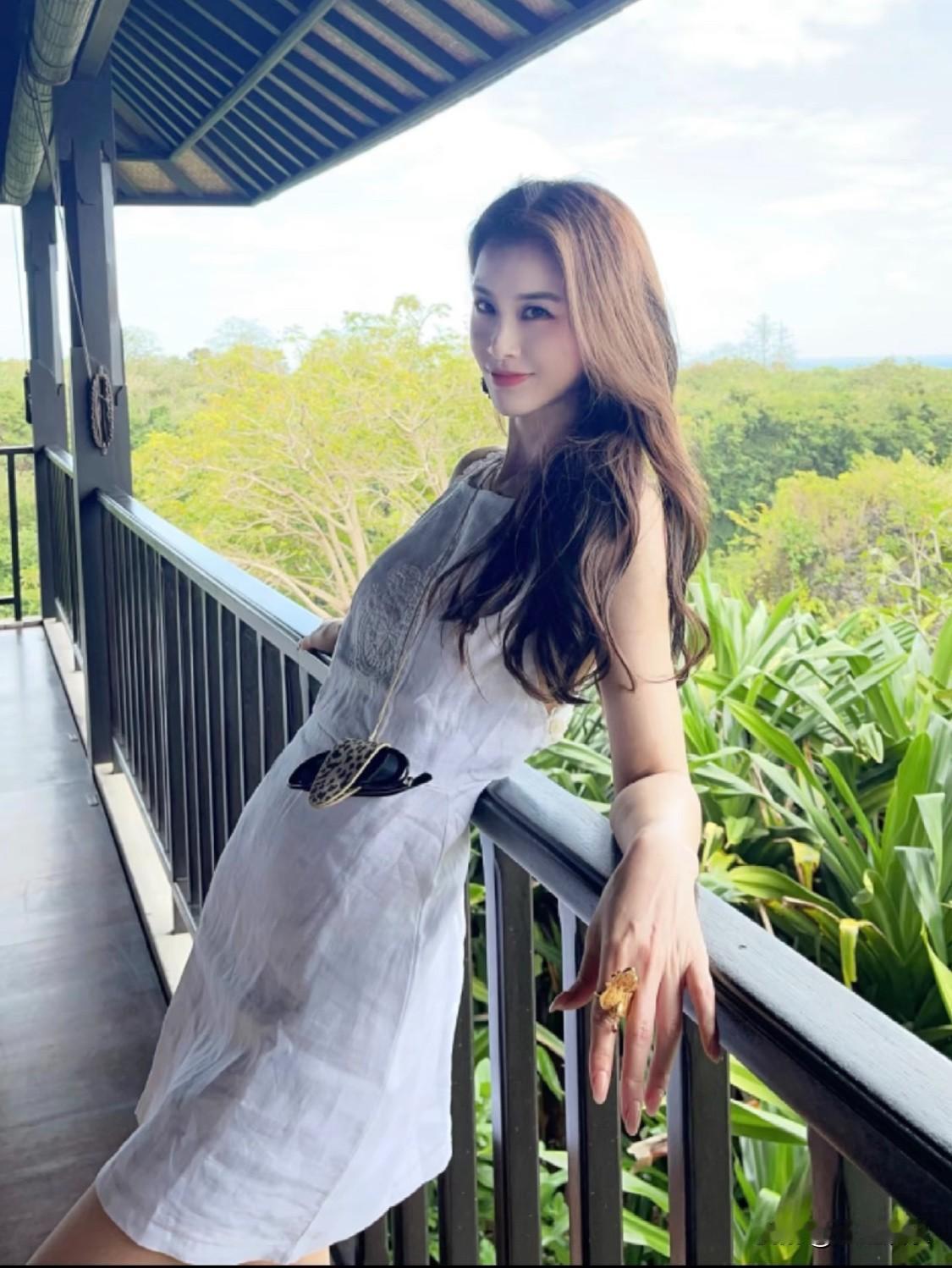 这才是黄圣依的正确打开方式⭐这婚离得好42岁黄圣依巴厘岛度假，美回巅峰期。她又