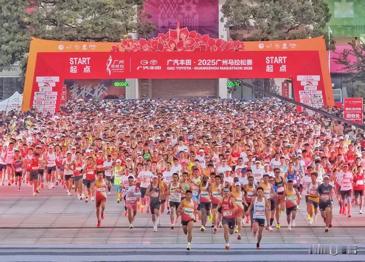 12月21日上午7:00，广汽丰田·2025广州马拉松赛在天河体育中心鸣枪启程！