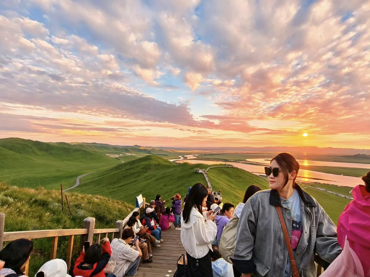 黄河九曲第一湾的日落，是人间值得奔赴的浪漫7月17日傍晚六点刚过，四川阿
