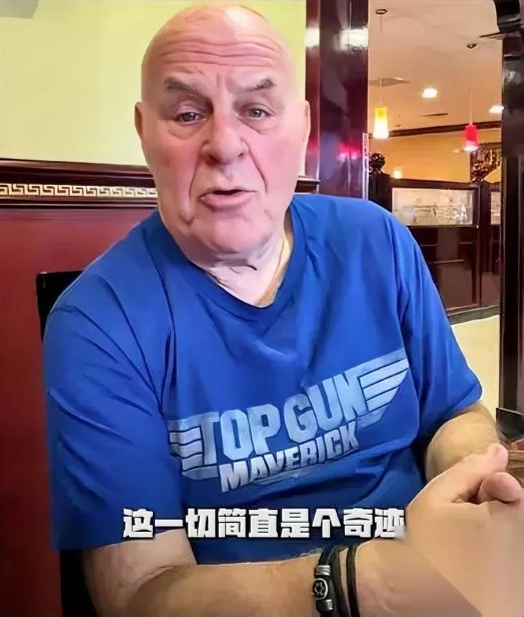 你还记得他吗？治沙的赛考斯。现在他的日子，快熬不下去了。退休金不到两