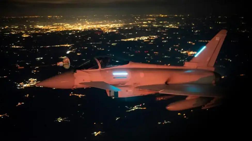 据英国国防部当地时间20日消息，英国皇家空军战斗机在波兰上空进行巡逻。英国战机开