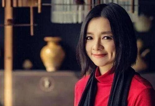 2000年，“国际棋后”诸宸远嫁卡塔尔皇室，不惜放弃中国籍，母亲劝她：“他们国家