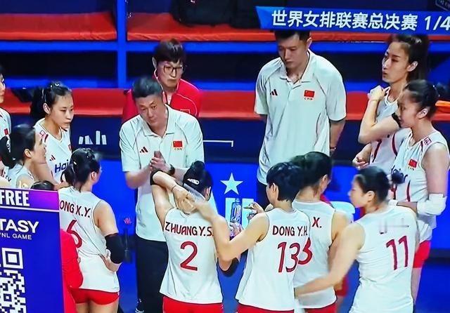 日本女排教练说了，我们就是要使用小快灵的战术，充分发挥打不死的精神，与中国女排缠