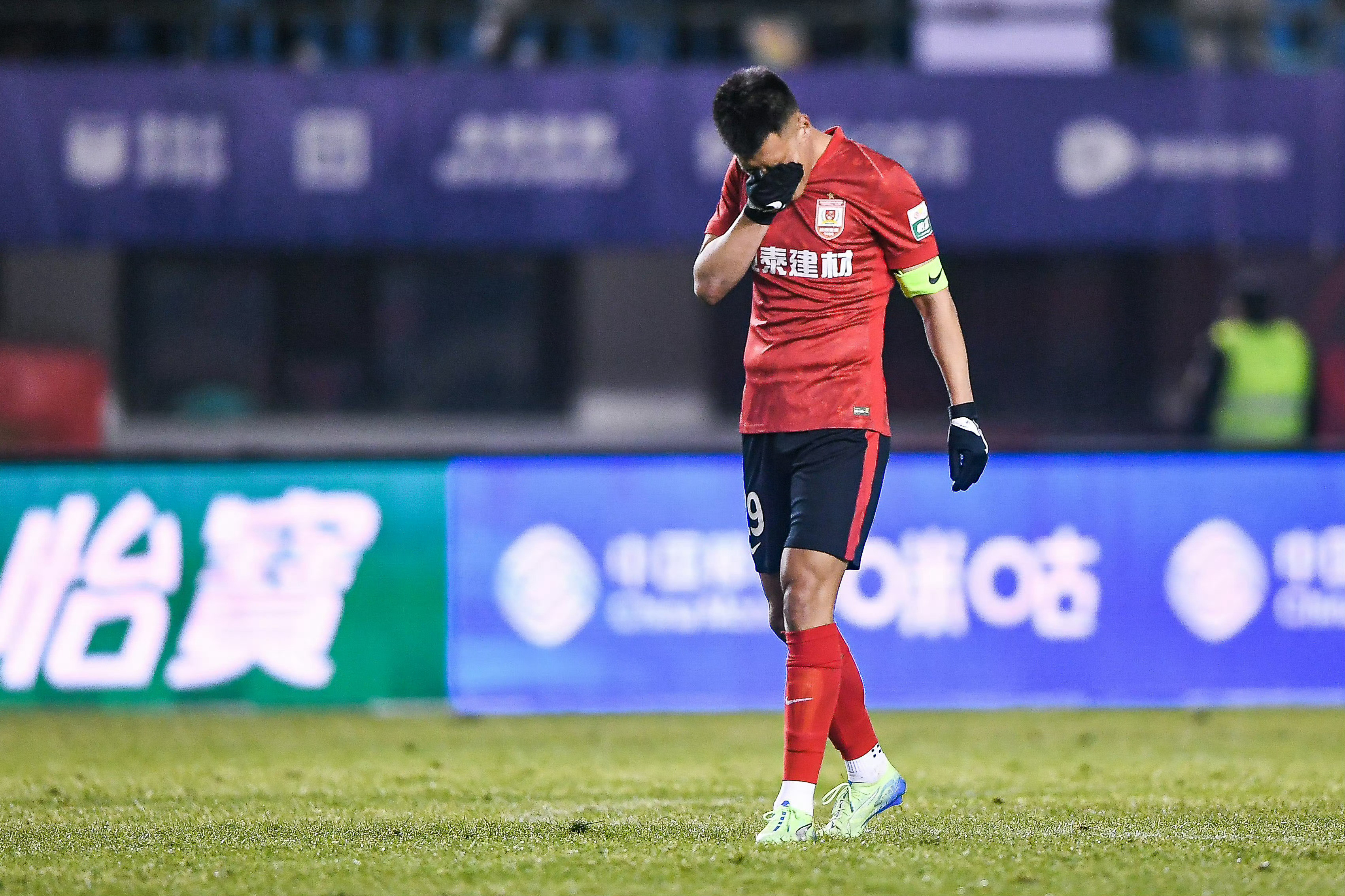 亚泰降级，主要原因还是进攻乏力，29轮才进了26球，37岁谭龙一人包办10球，进