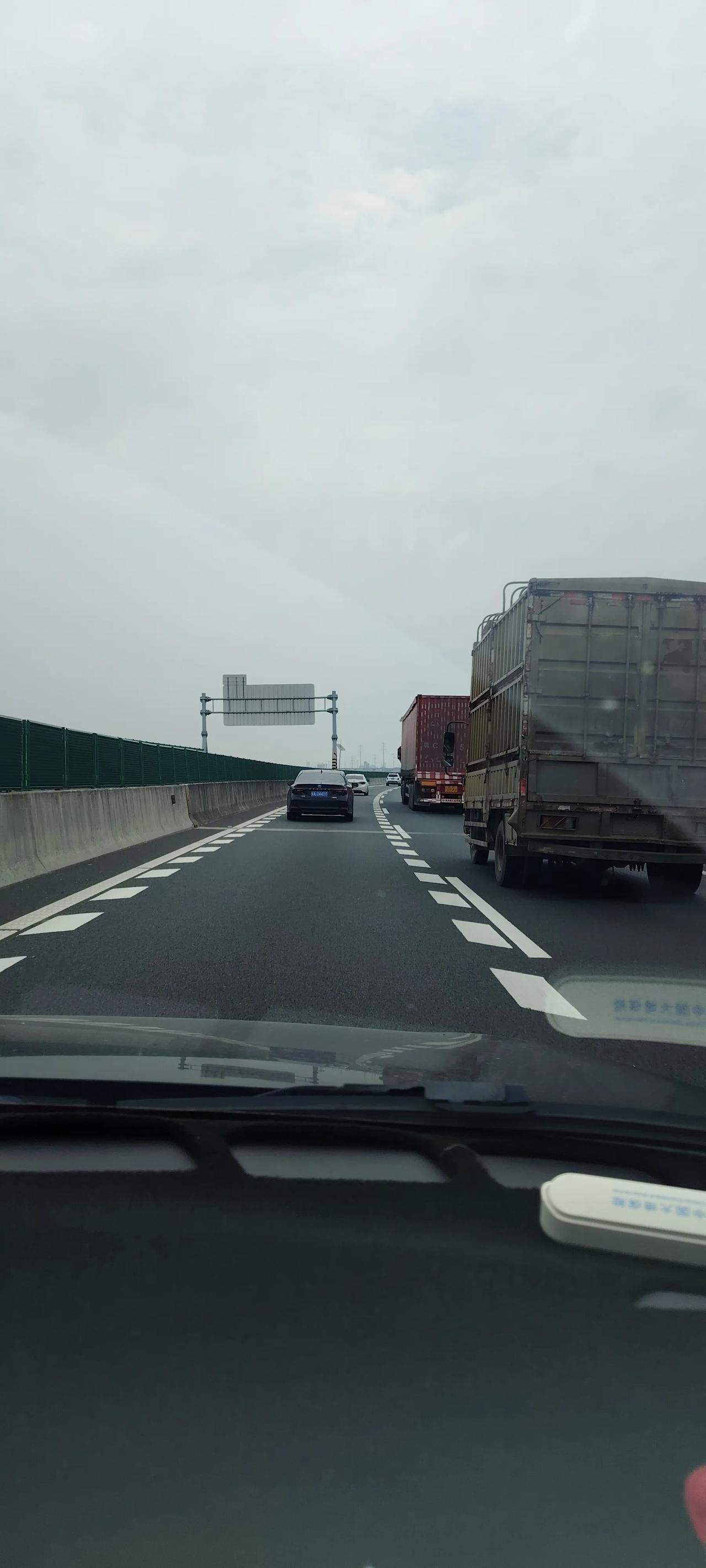 图中高速为潮汕环线高速，双向四车道已经无法满足节假日通行需求，因为该路段车流量大