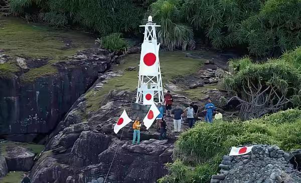 最近日本在钓鱼岛那边竖了个灯塔，中国马上说这是挑衅。钓鱼岛本来就是中国的，历史上