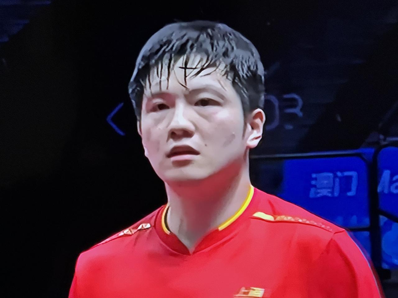 全运会，乒乓球男单决赛赛场，打到第三局，樊振东领先七比一时，我突然有个发现：樊振