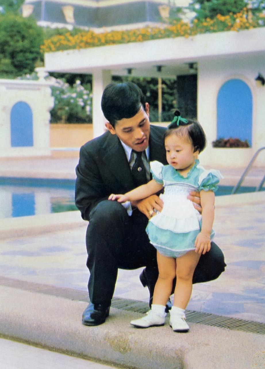 帕查拉公主和泰王玛哈，父女俩形似神也似。玛哈看着久病的表妹前妻，满眼都是心疼