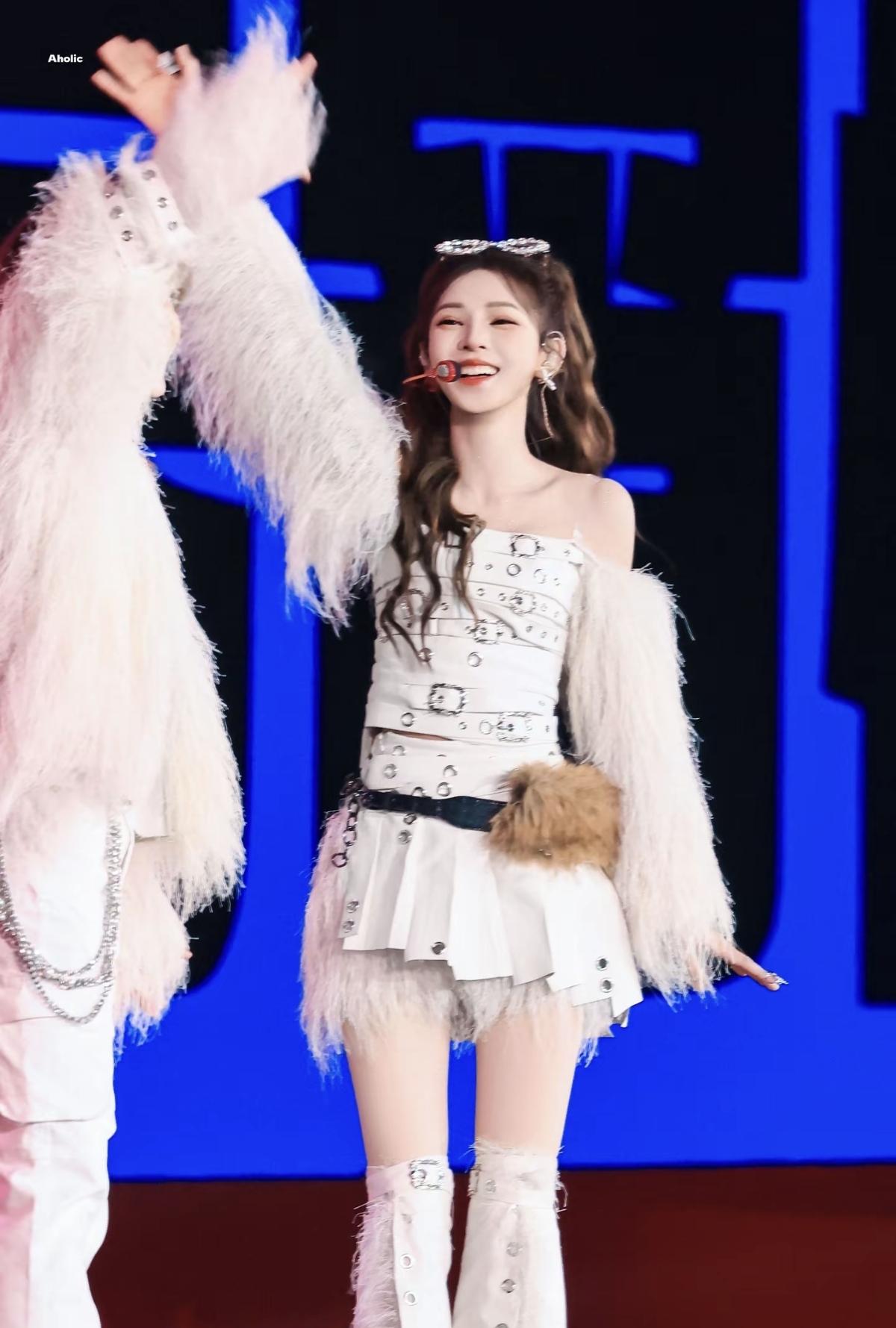 甜酷双拼，元气拉满[赞]张予曦的元宵舞台，是一眼心动的甜酷少女感[比心][玫瑰