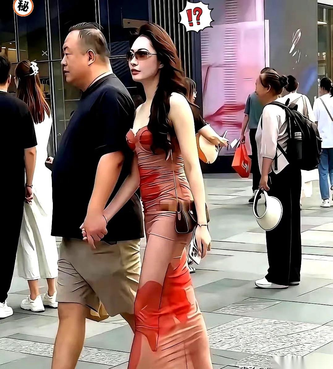 这两天，一张成都春熙路的素人街拍图，把全网的目光都死死钉住了。照片里只有两个