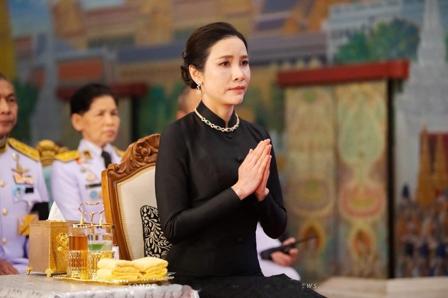 王室王室泰国王室诗妮妠2026年1月28日，诗妮妠主持升伞仪式，她已经光速润回