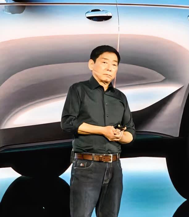 有没有人想过？魏建军为什么敢？为什么能说出来这样的话？不是他飘了，也不是