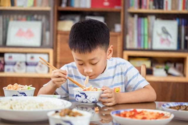 孩子聪不聪明, 吃饭就看出来了, 这6个细节藏着大脑发育水平