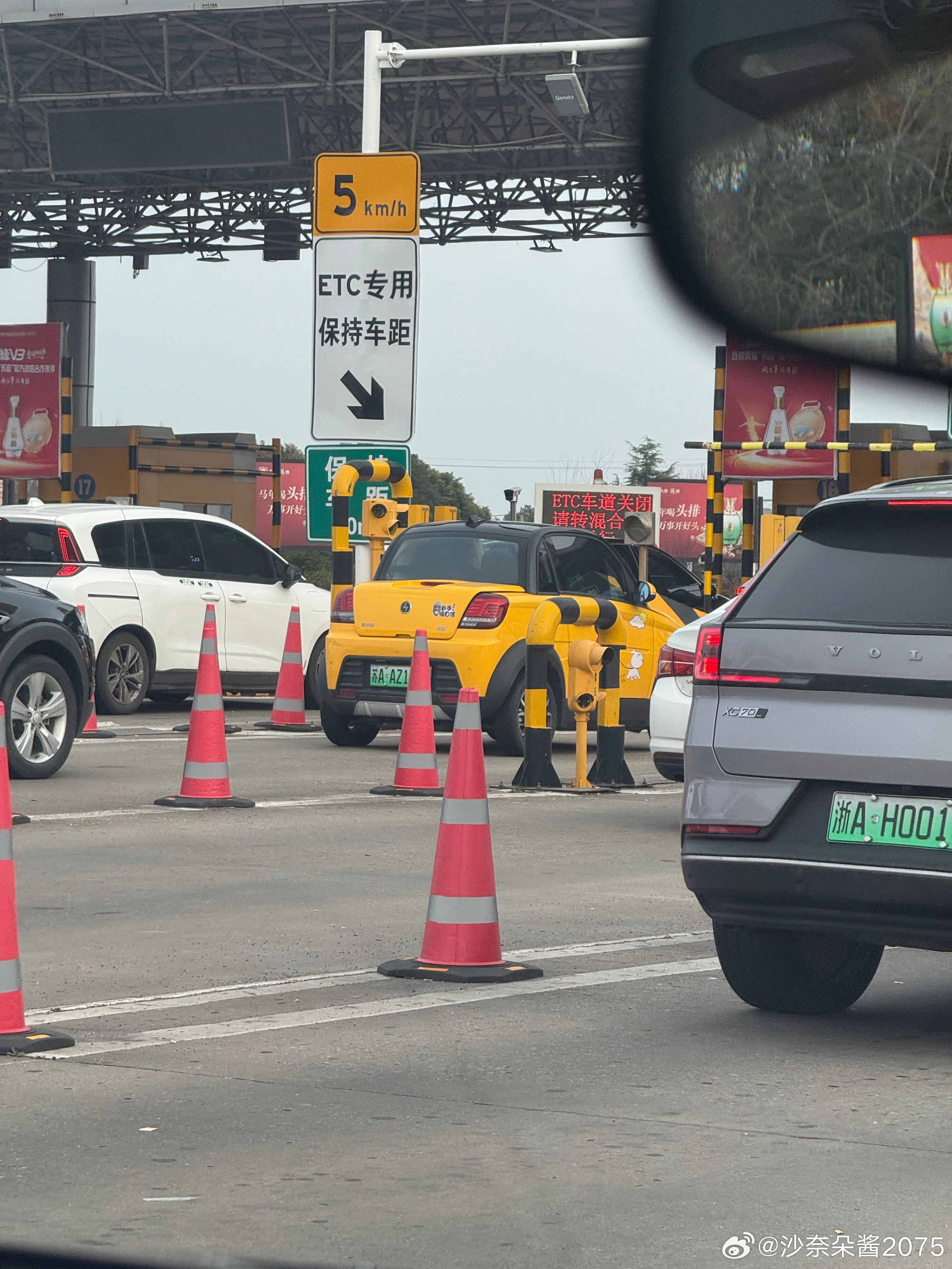 卧槽去机场路上居然见到了这玩意儿，这B车的抽象程度已经不是碳基生物能够理解的了