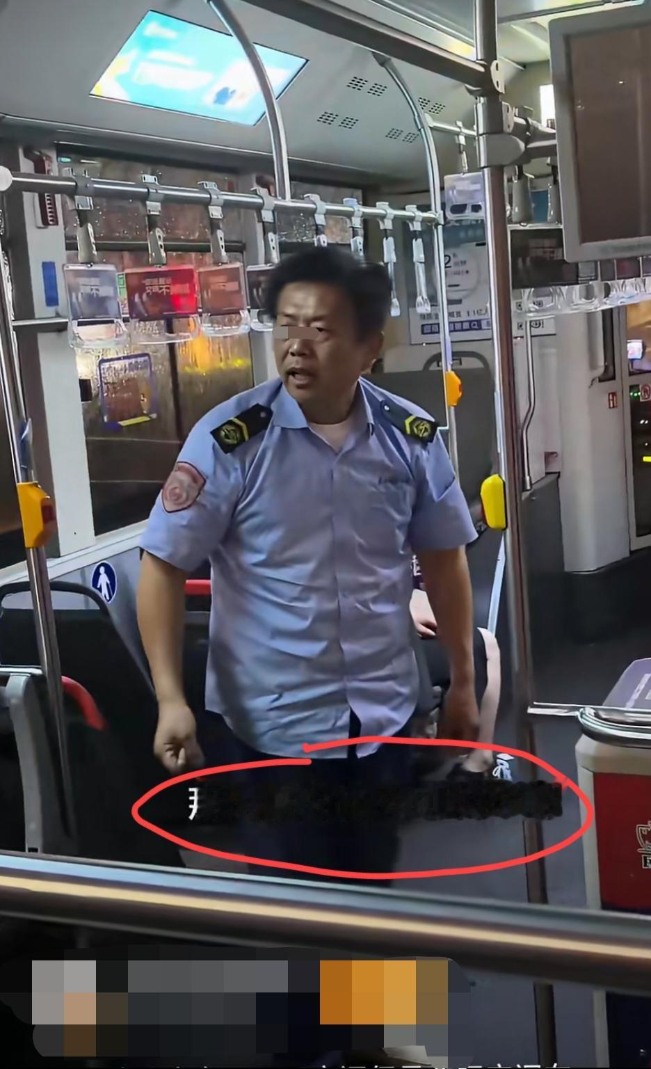 苏州，公交车上，不开空调但是收了空调车的车费引发女乘客不满。女乘客质疑:“那人