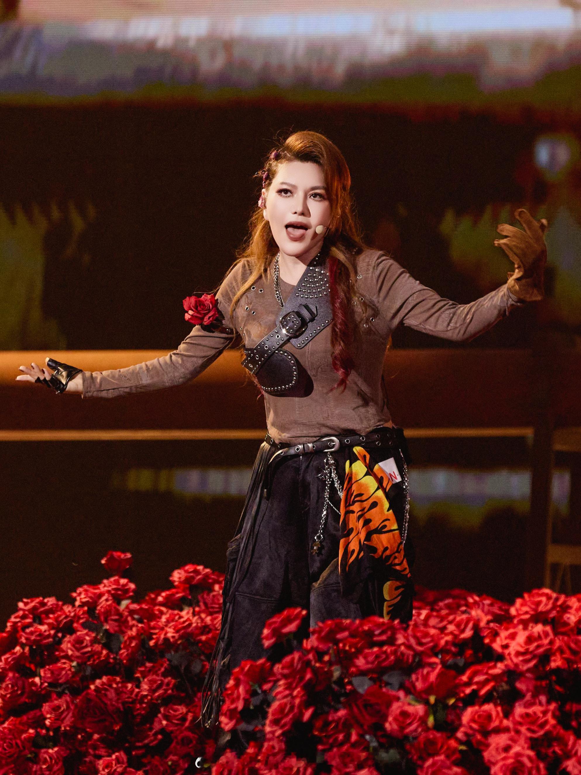 乌兰图雅把乘风的妆造焊在脸上小图雅你就是乘风爆改的，咱把老马宝莉抛弃吧，这些妆造