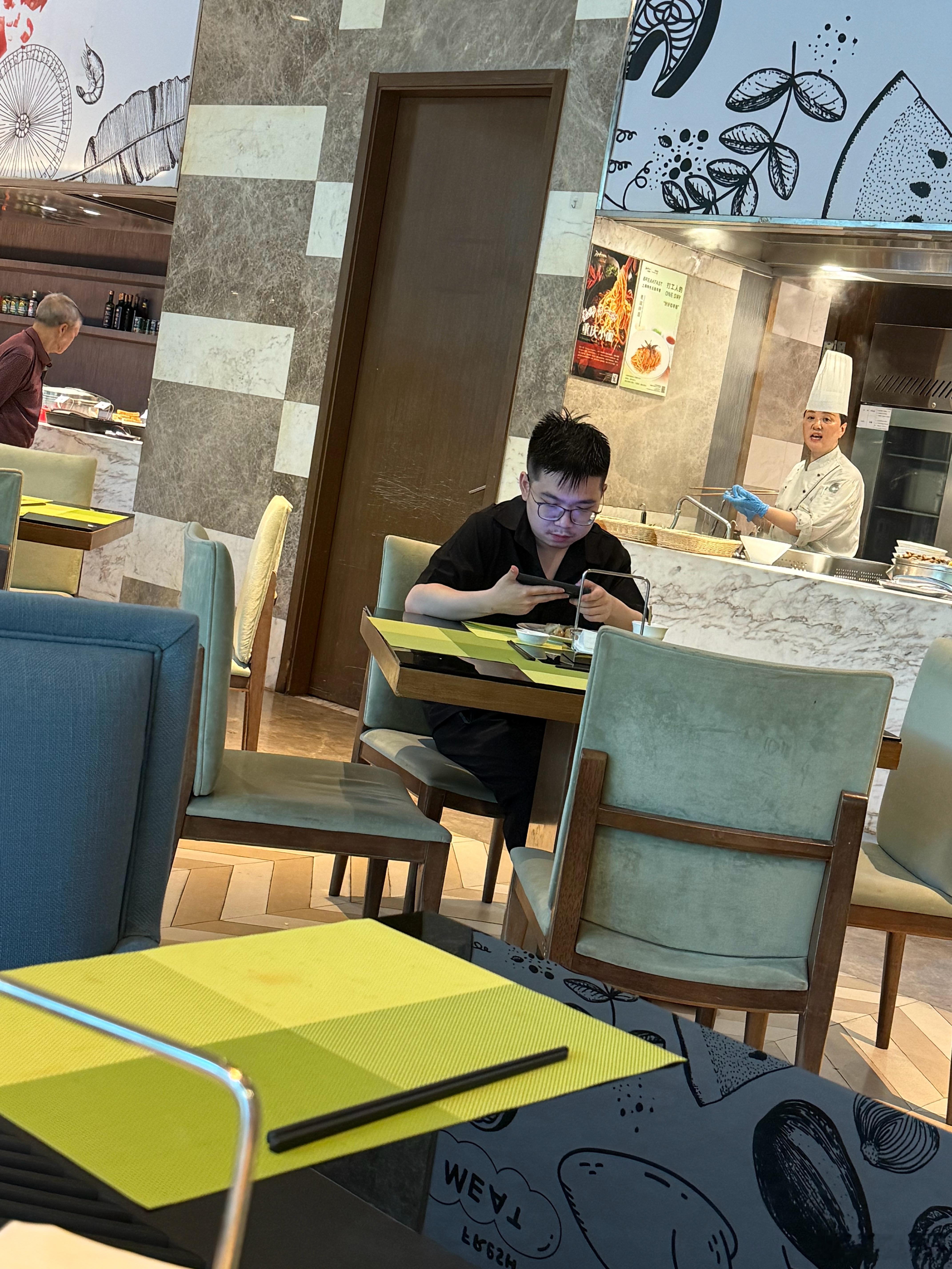 卧槽，酒店偶遇Emo吃早餐，感觉职业选手能起来吃早餐的真的很少啊dota2英雄亚