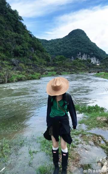 章若楠私服松弛感的神章若楠多巴胺氧气少女私服审美真的在线，多彩穿搭充满夏日活力。