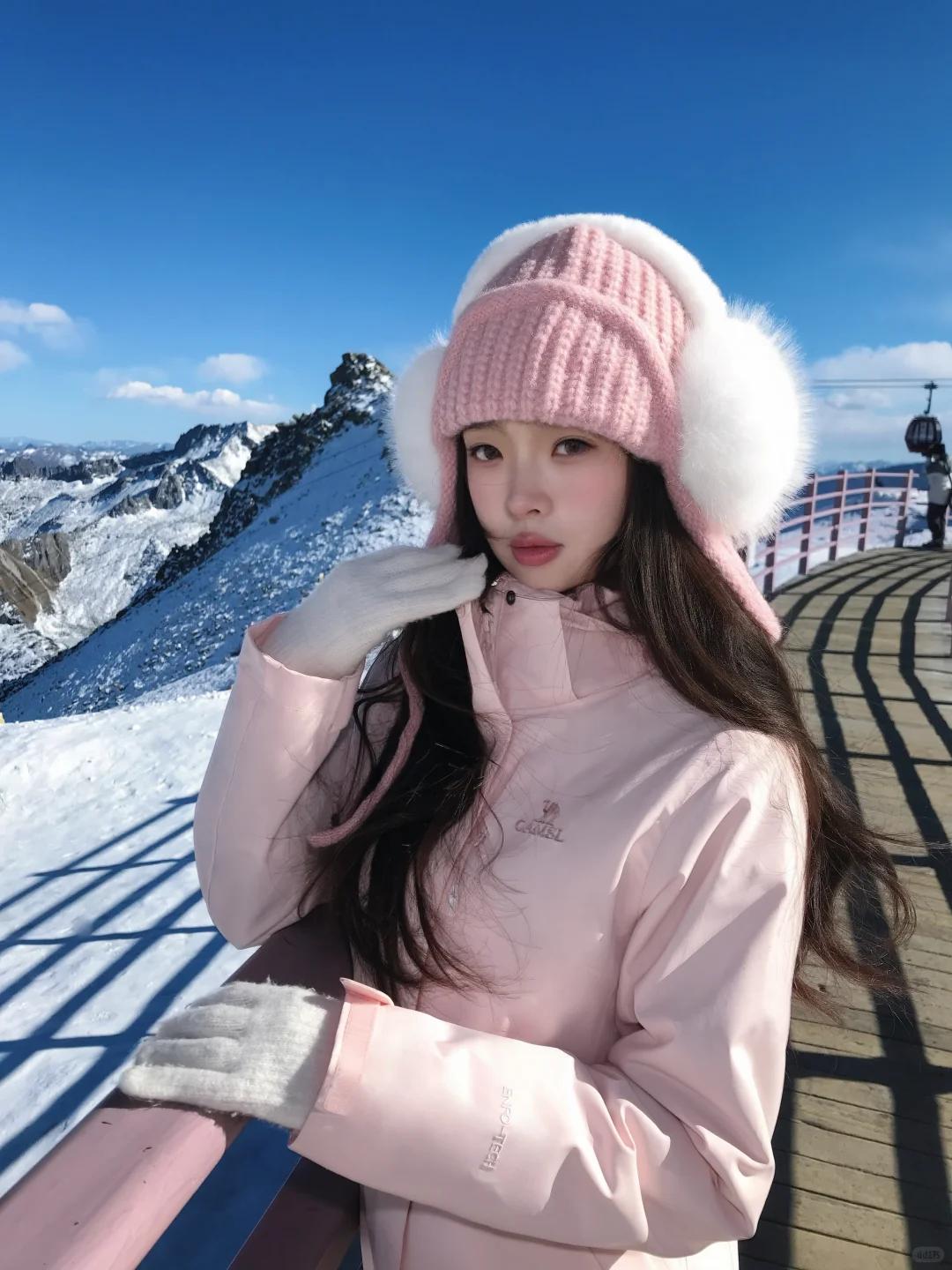 冬日雪景中的甜美少女