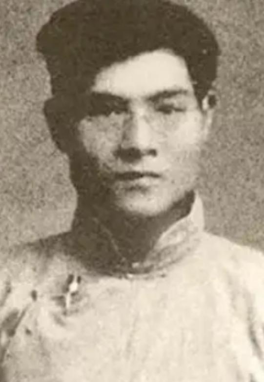1960年，海南乐会县老农何世富弥留之际，向妻子道出惊天身世。他坦言本名何畏，