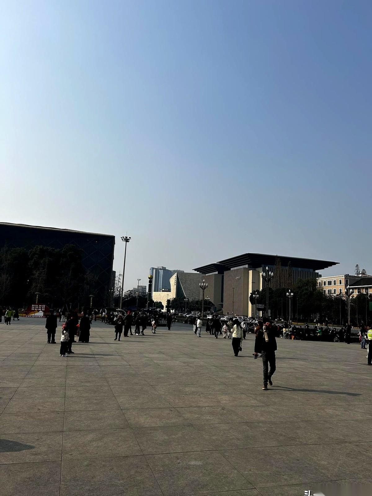 成都买房，有个账算得是真扎心。手握200万，一头扎进成华区，换一套紧巴巴的小三