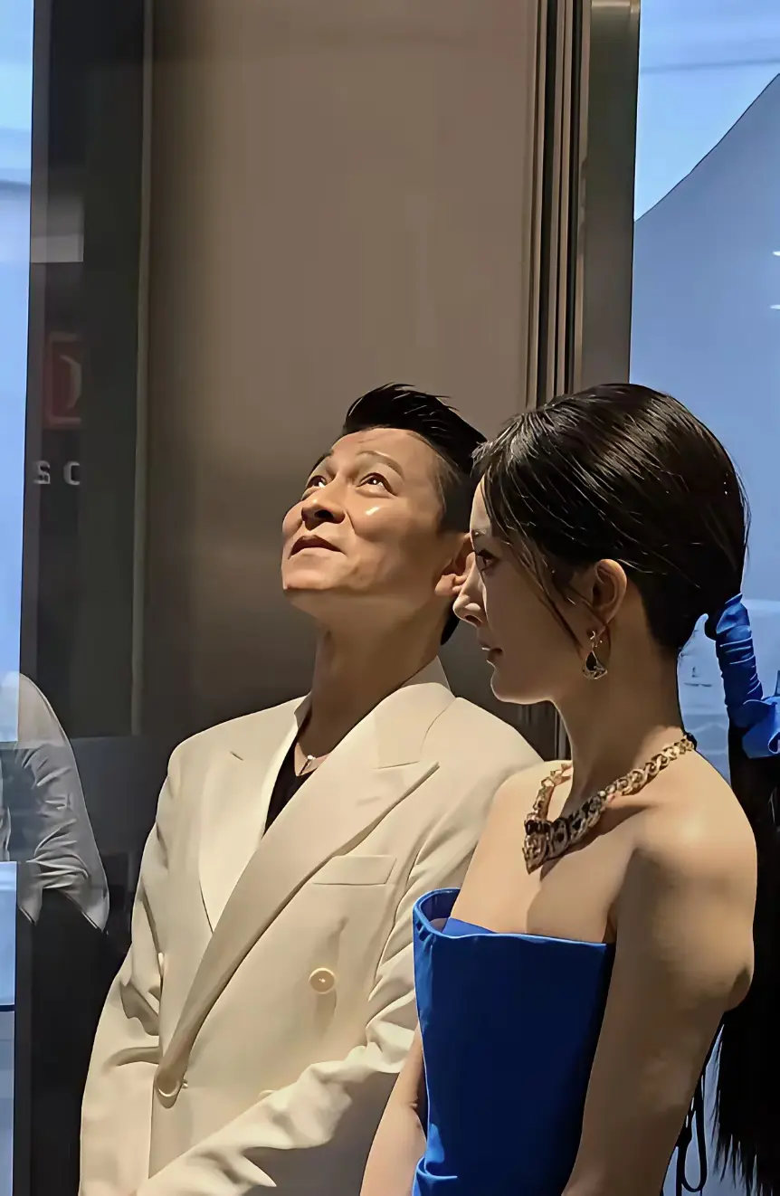 小表情很生动，感觉到了他的手足无措