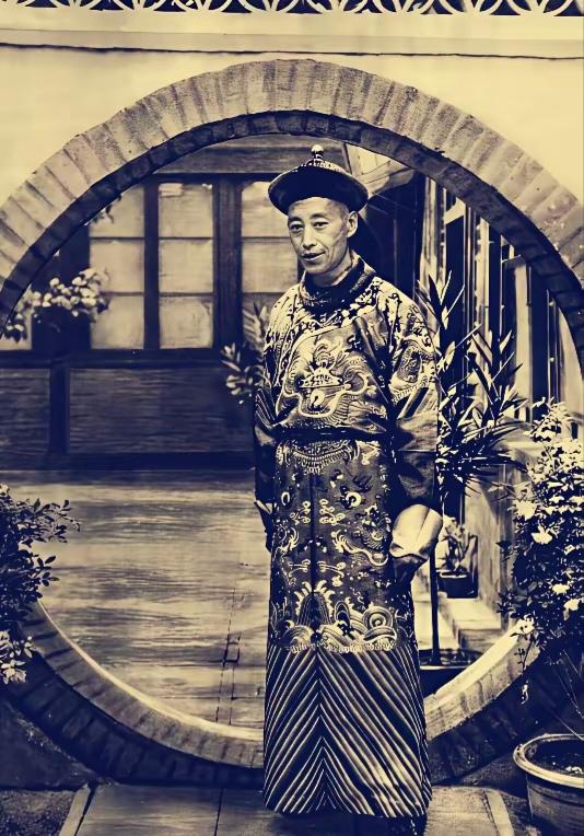 1926年，齐白石在北京刚买下四合院，正愁无人守门，前清老太监尹春如找上门，拍胸