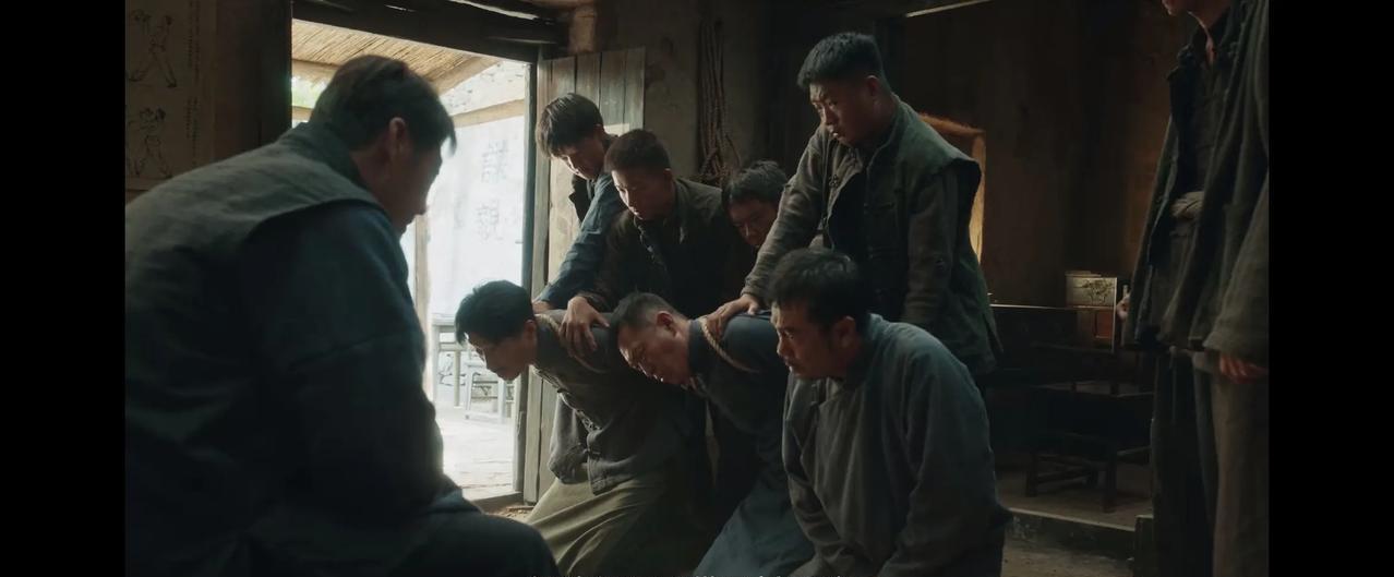 《生万物》宁可金一声令下把两个土匪全部抓起来。胡三带人下山，听到村里传来枪声，