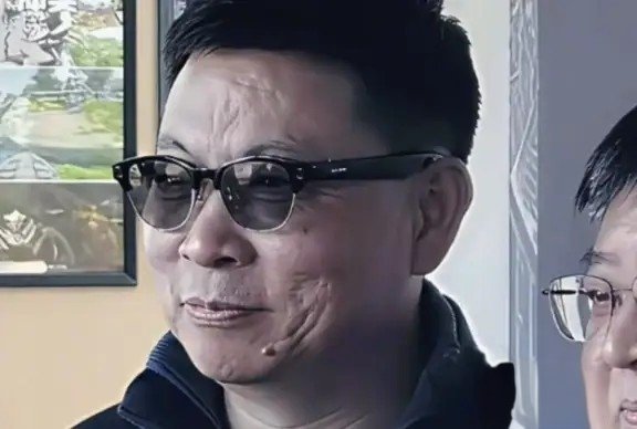 【余承东佩戴华为AI眼镜新品曝光，支持第一视角拍摄及AI助理】华为终端BG董事