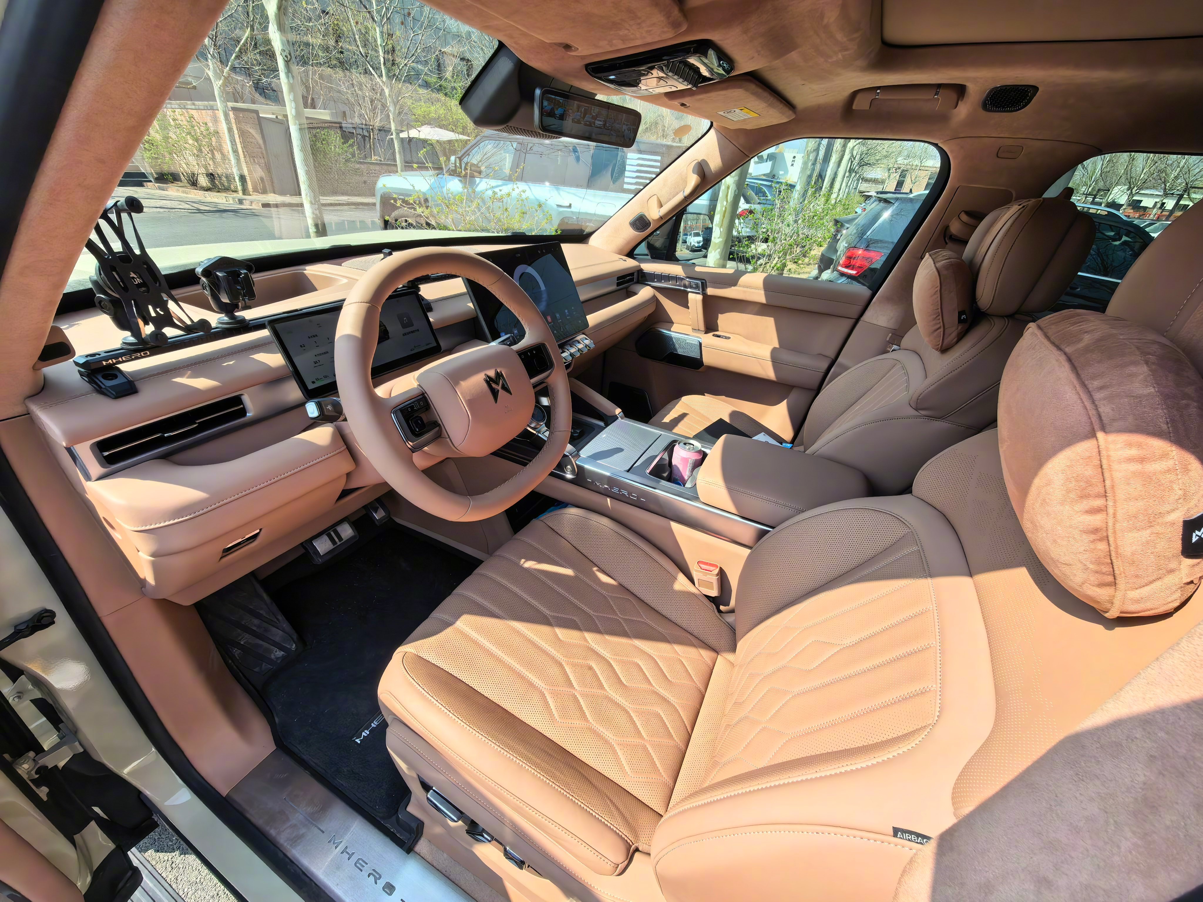 我的猛士M817多帅，同事一直开，终于轮到我了。我给轮圈喷了枪灰、换了越野胎、装