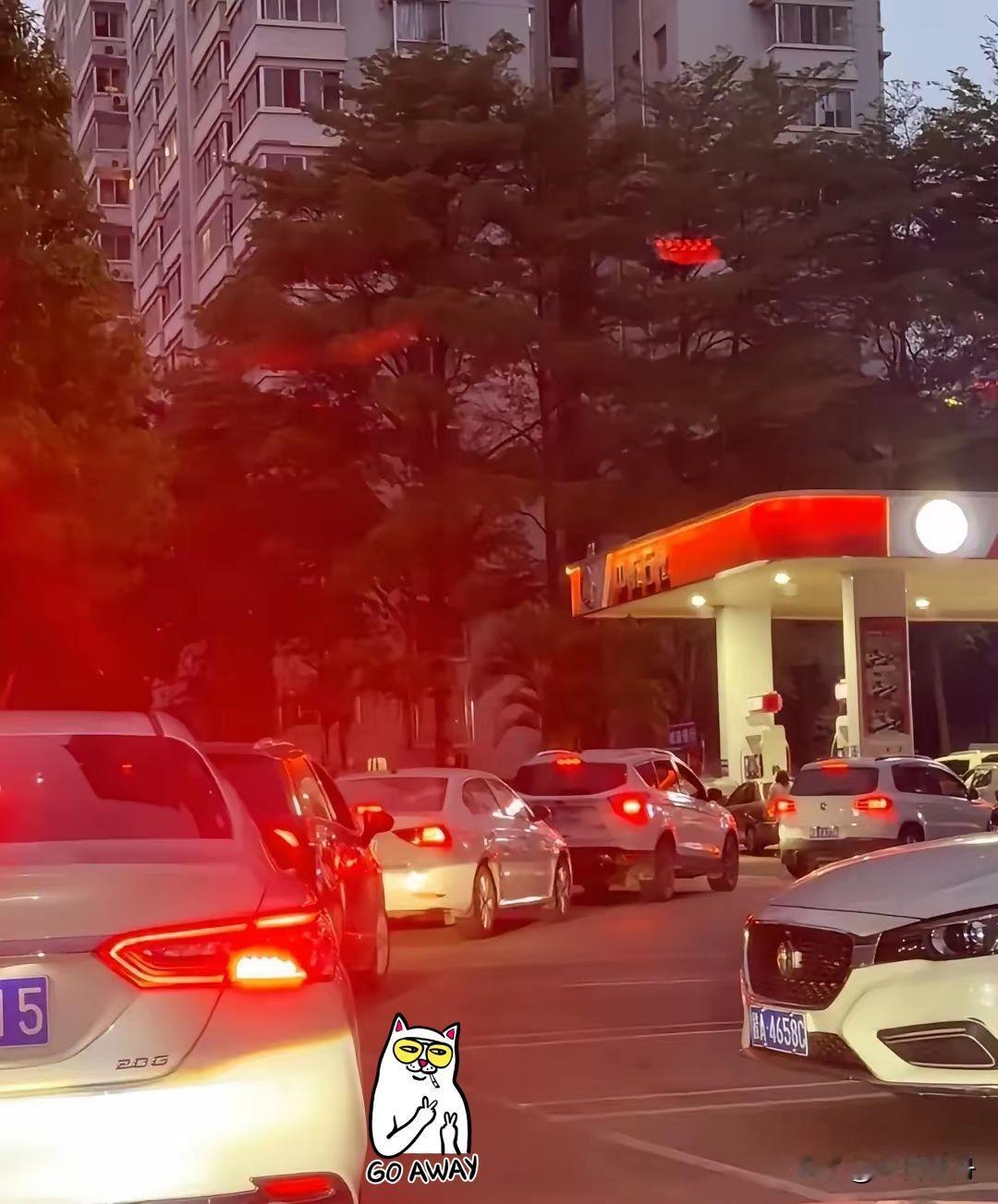 4月12日晚，加油站又开始排队了，不少人以为是油价要跌，其实不然：对很多燃油