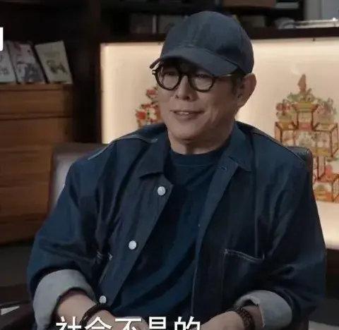 李连杰终于说出了大实话，他说当今的娱乐圈谁红谁就是C位！如今他淡出娱乐圈，再也