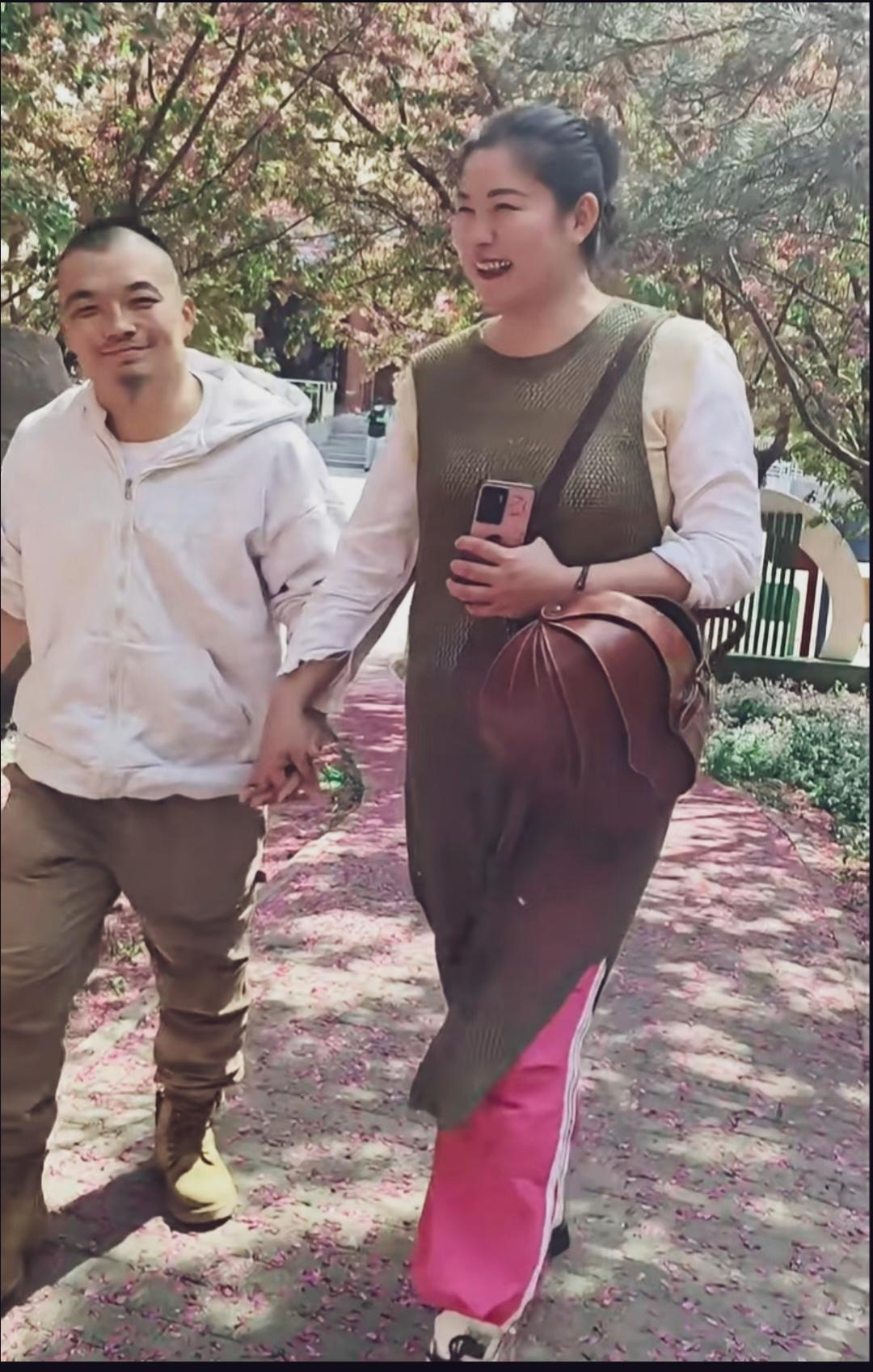 于娜与他的爱人范德亮于娜体态丰腴与早年纤细模特时期判若两人。留有山羊胡的短发