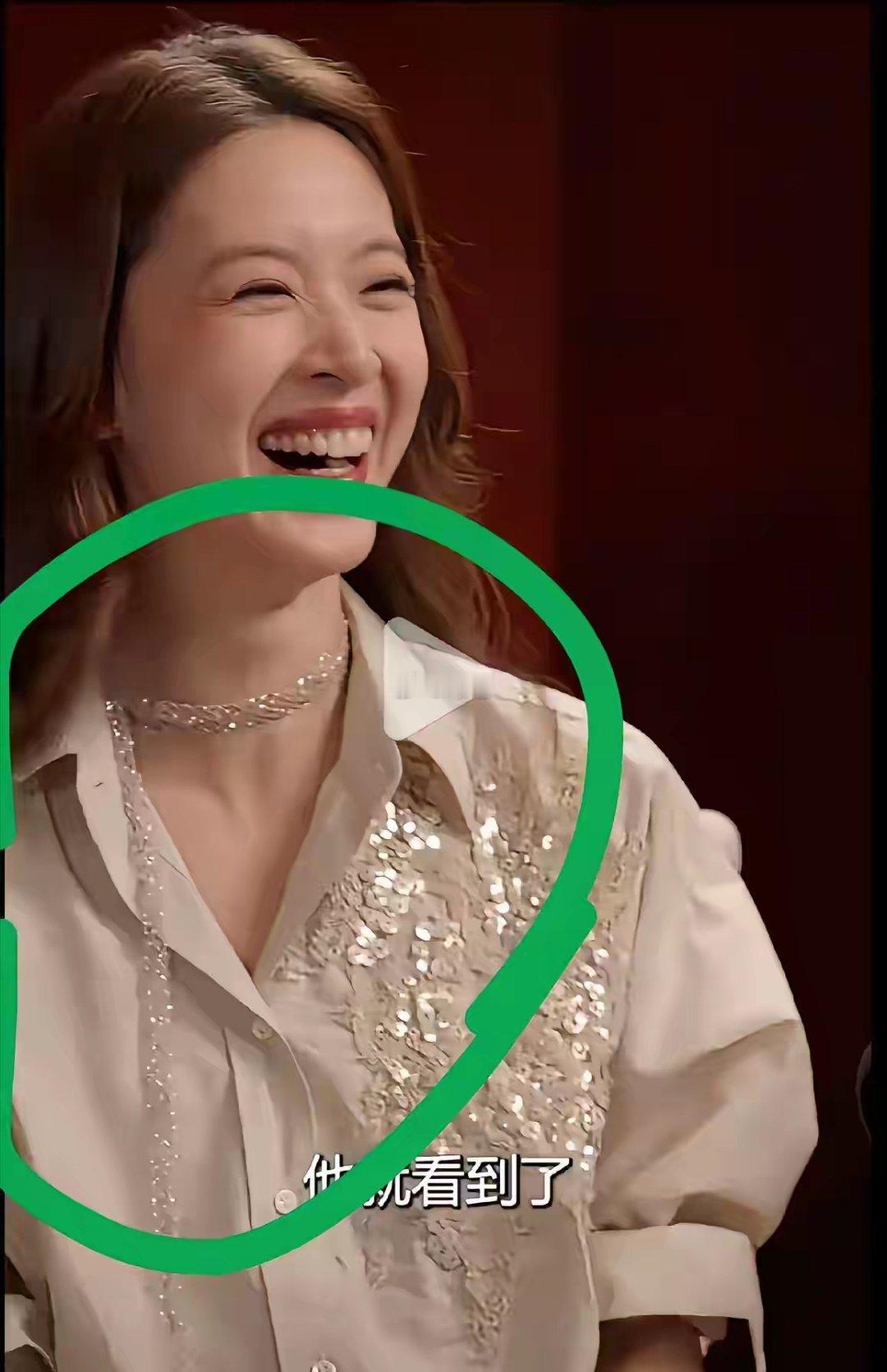 章泽天这条项链虽然价值不菲，但很丑很难看，关键跟衣服也完全不搭呀​​​