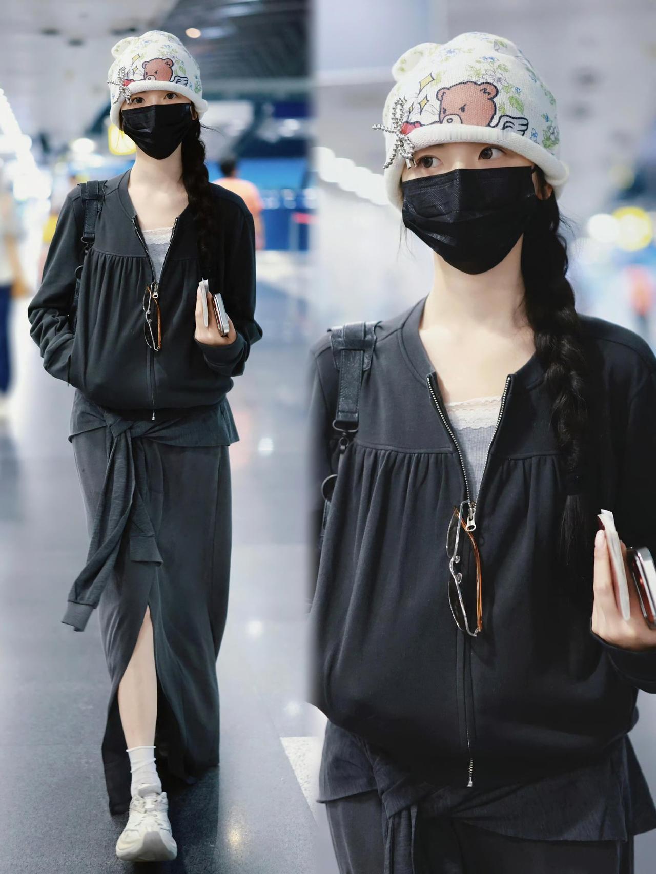 杨超越街拍，这次造型好特别！一身松弛的深灰休闲套装出行，随性又舒适，开叉长裙增添