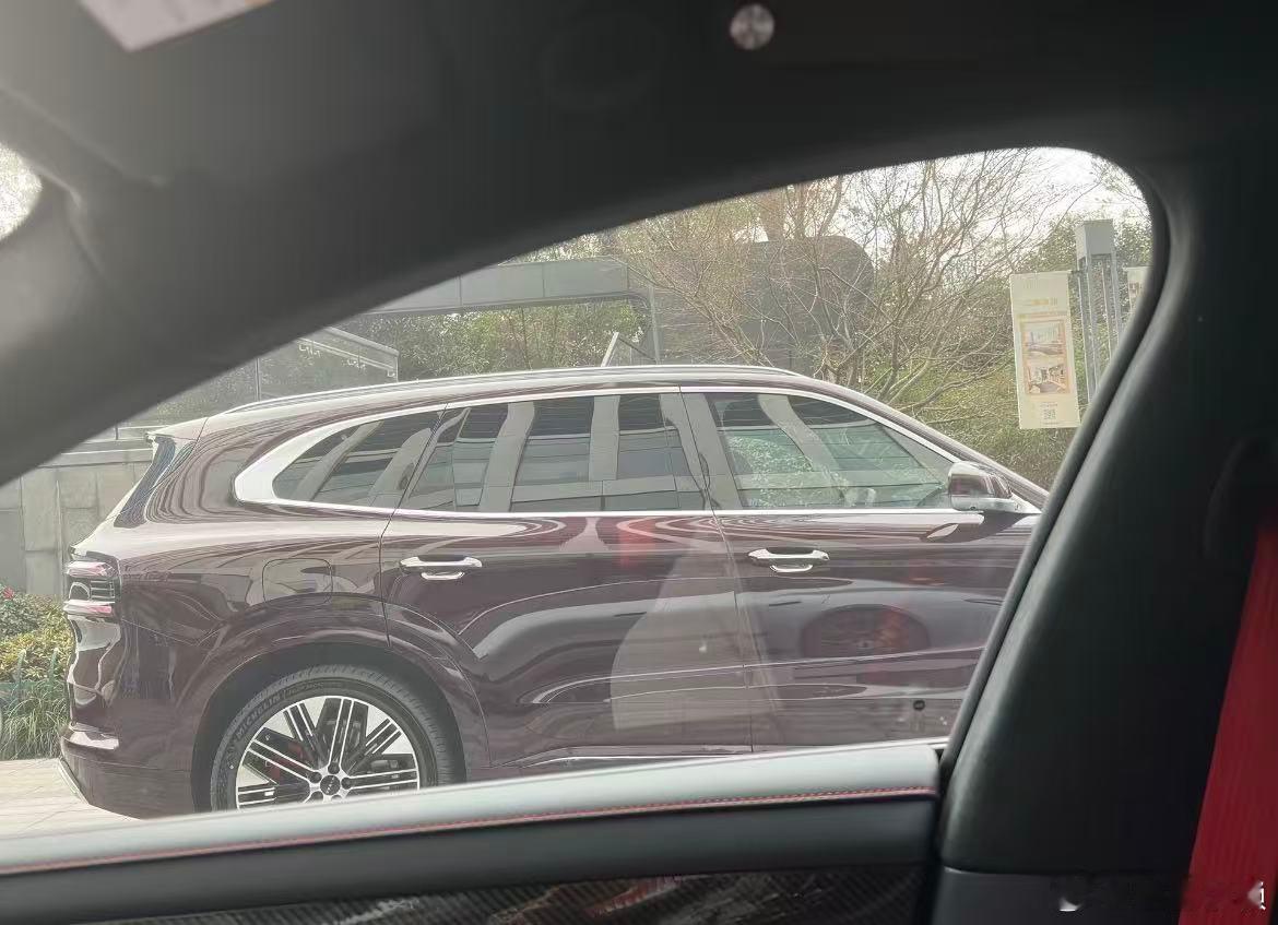 极氪8x无伪车已上路！看样子是主打的豪华运动风。