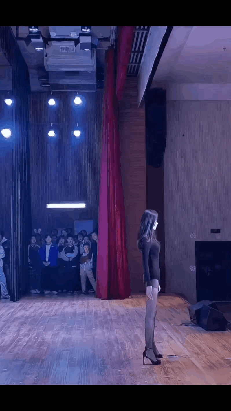 只看背影与气场就足够惊艳～