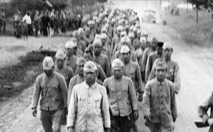 1946年，义勇军第一支队在通化城内，抓获了3000多名日军俘虏，把他们押到冰河